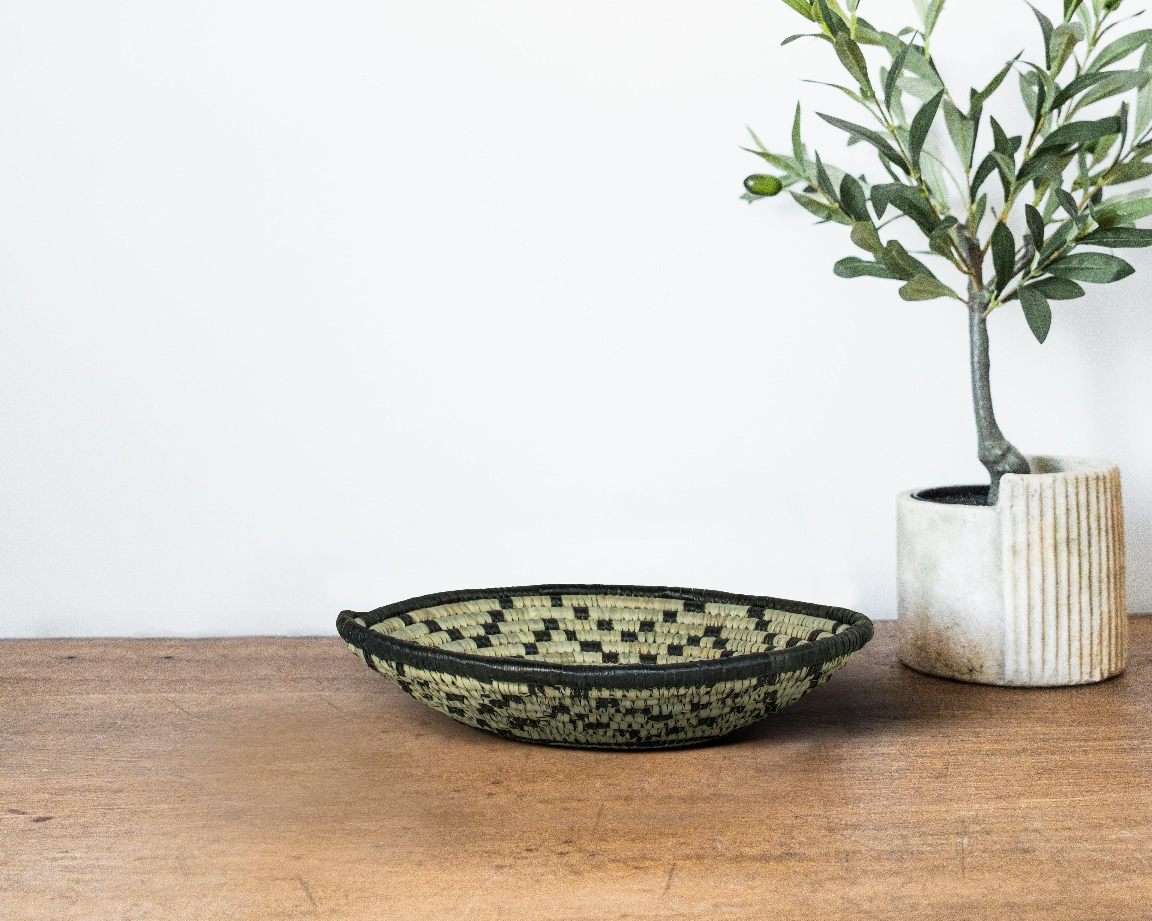 Checkerboard Circle Black  Bowl Basket 8-inch LBW-446-7